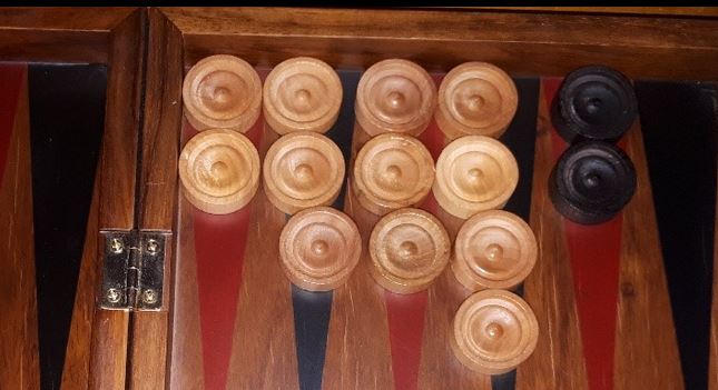 Timing in backgammon. Link to Libra backgammon set.